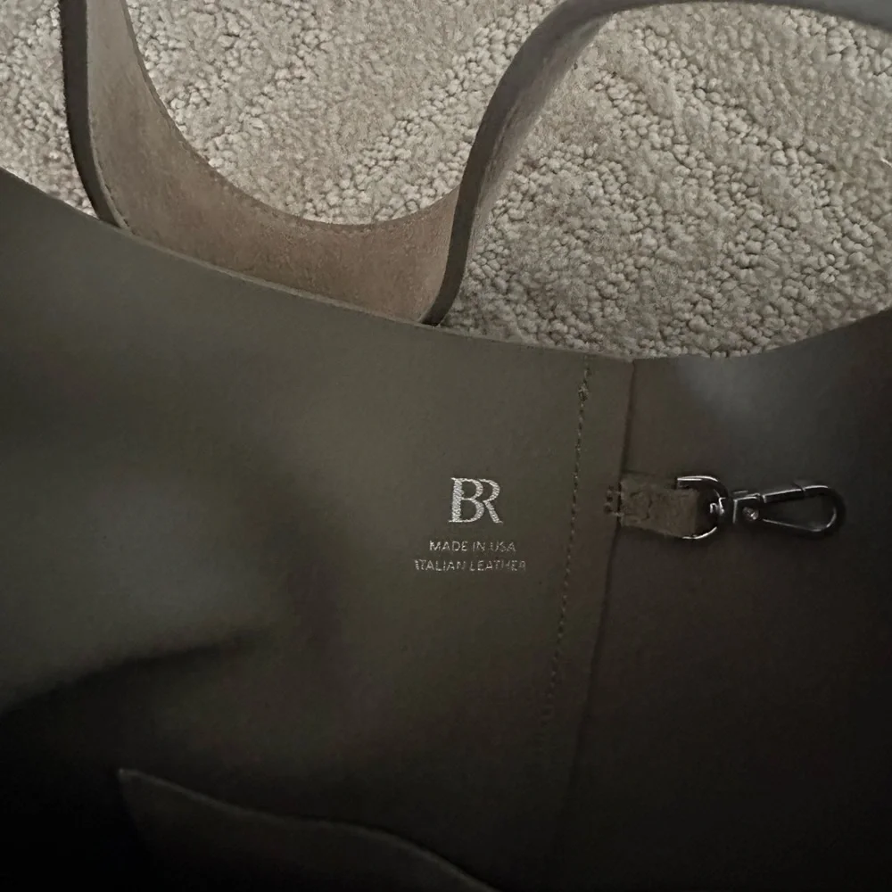 Banana Republic Slouchy Vida Suede Bag - Picture 4 of 5